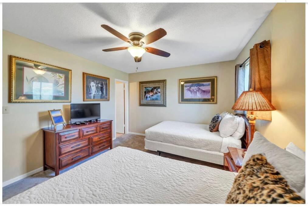 Ferienhaus New Listing!!! 4 Min Walk To The Beach!